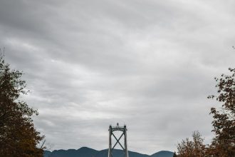 lions gate bridge in vancouver bc during fall